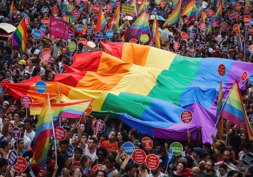 SOCIETÀ, Giornata contro l'omotransfobia (1). L'impegno: 17 maggio, il  contributo della musica; H.E.R. partecipa alla campagna di  sensibilizzazione con un «videoVip» | insidertrend.it